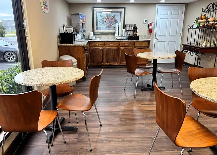 Super 8 By Wyndham Booneville